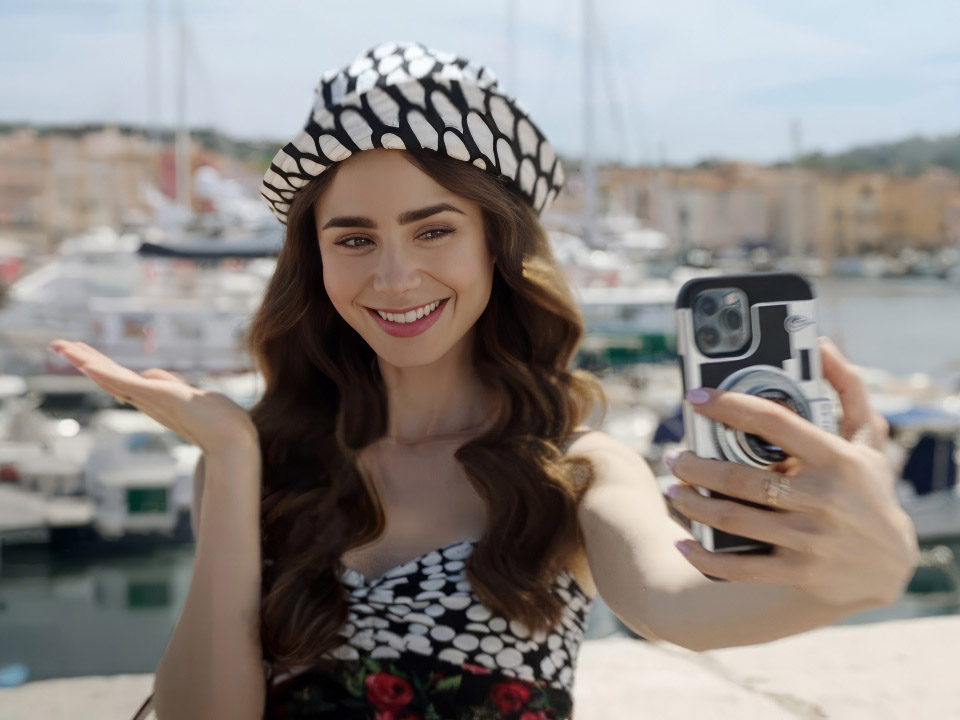 エミリーが自撮りをするシーン