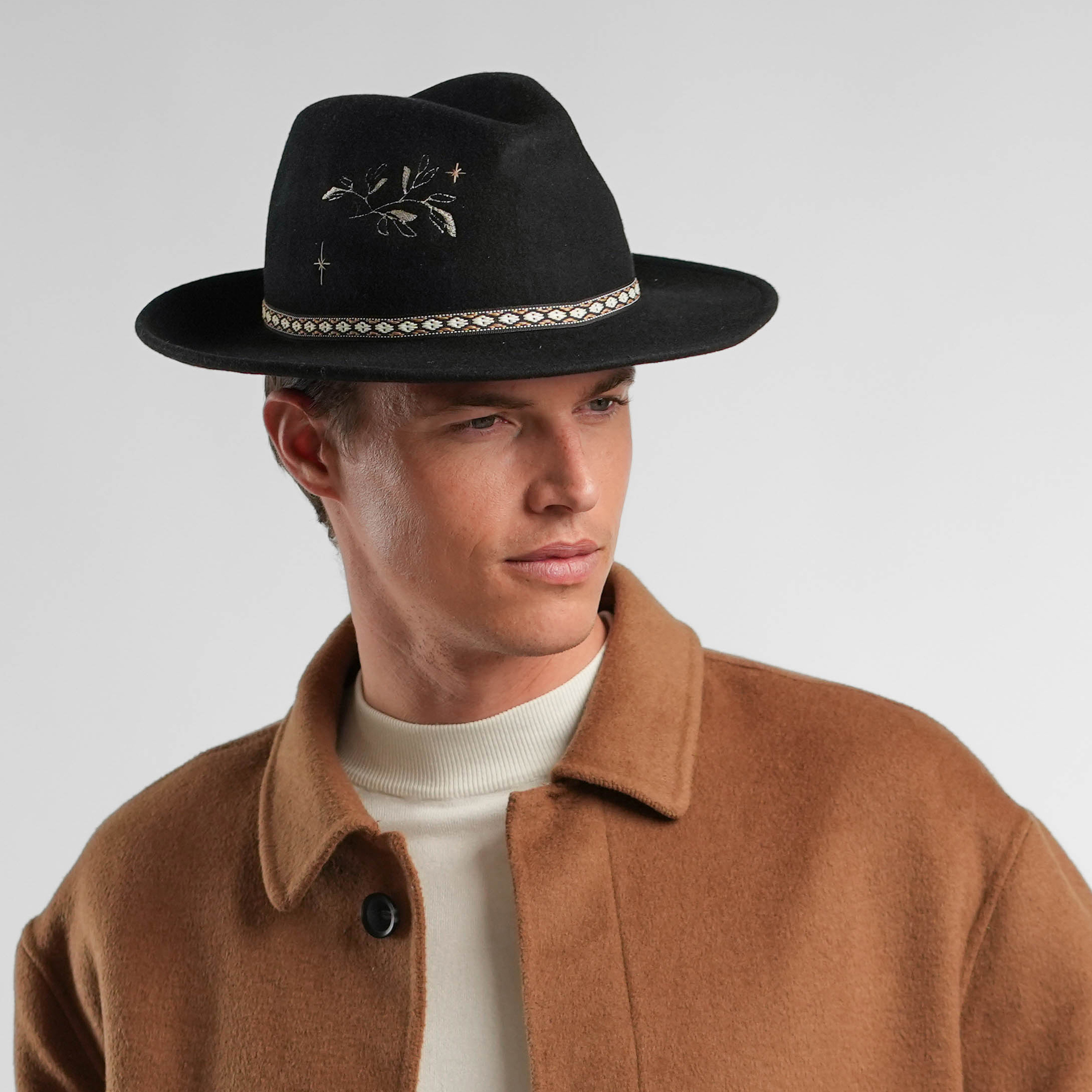 まっすぐ被ったフェドラハットの正面