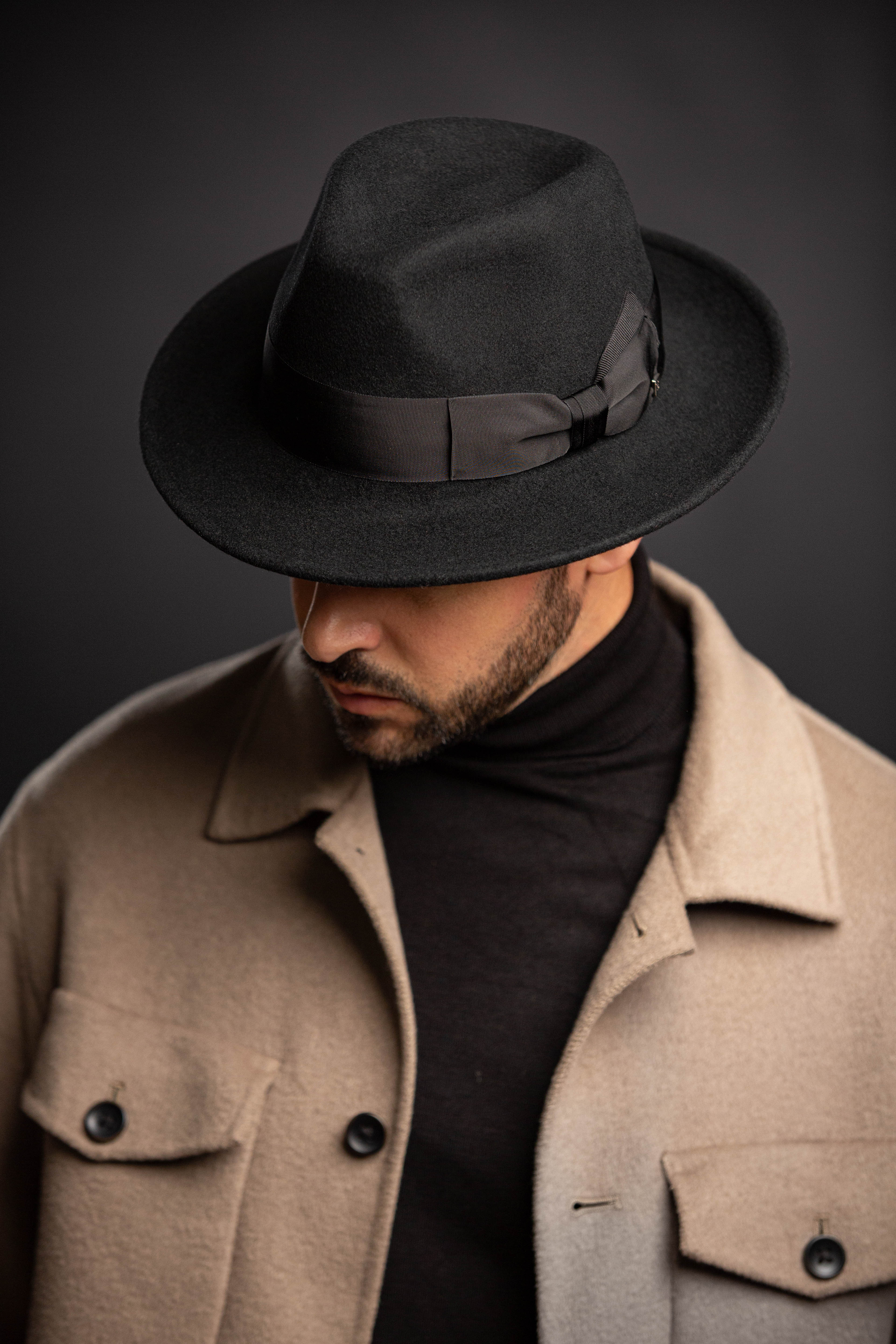 前方につばが下がったフェドラハットのシルエット