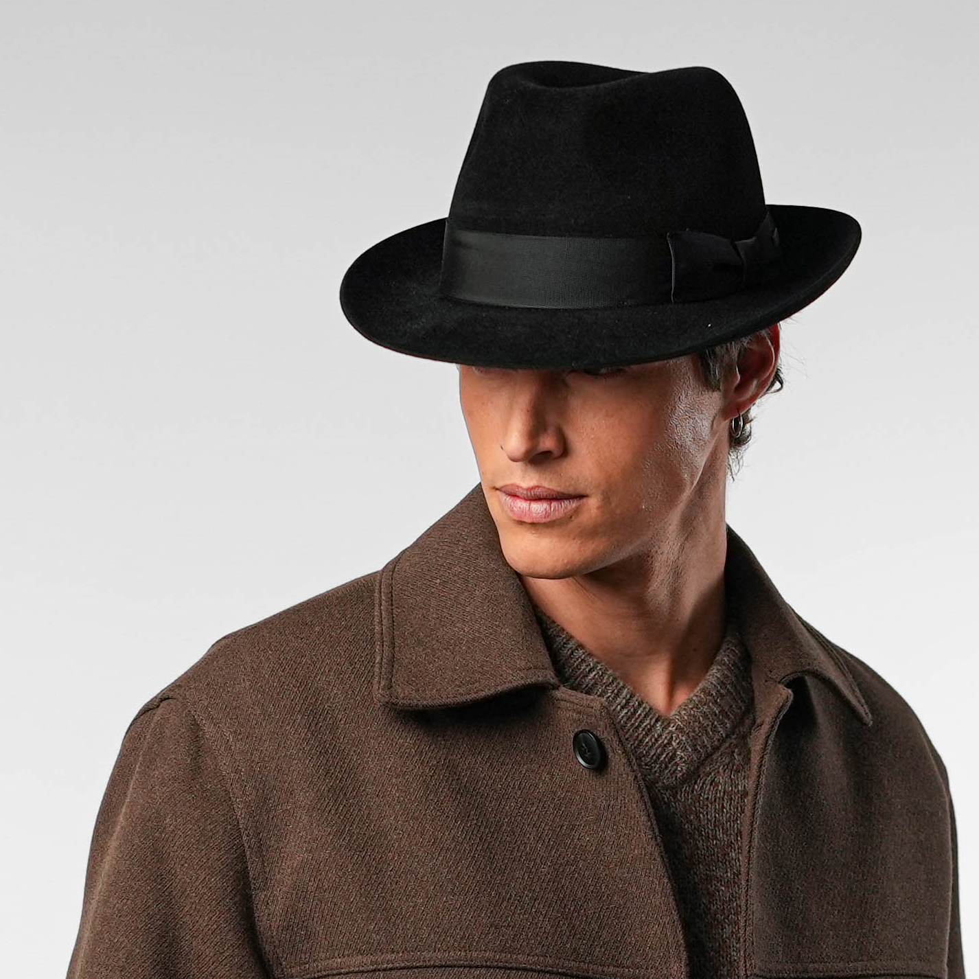 前傾に被ったフェドラハットの横顔